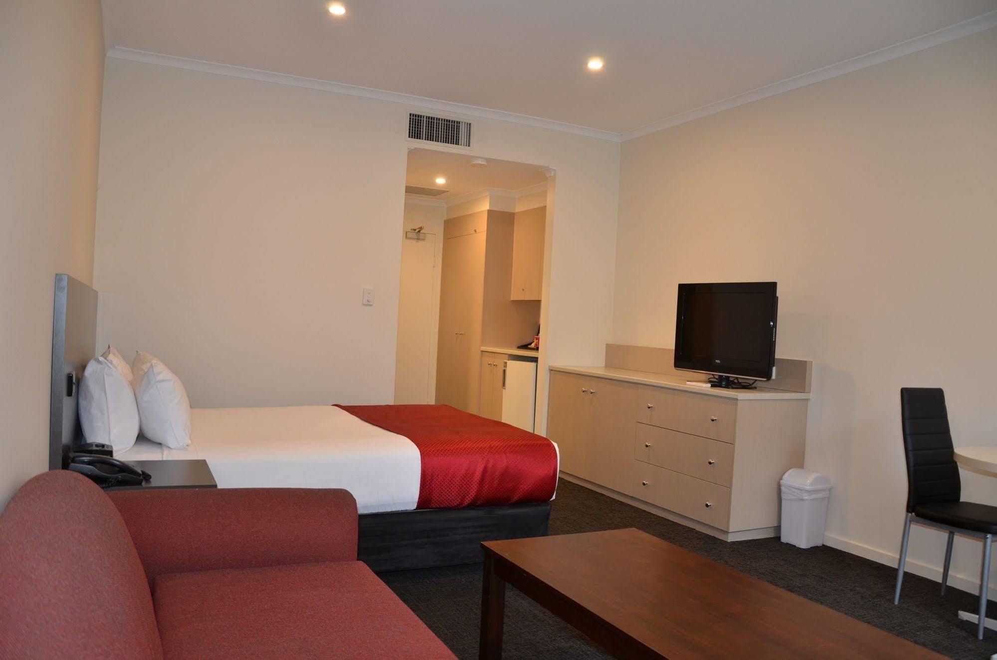 Quality Hotel Manor Mitcham Экстерьер фото